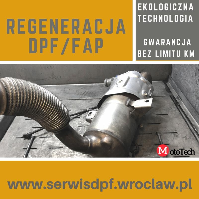 Filtr cząstek stałych DPF/FAP po regeneracji, widoczny element z metalową obudową i falistą rurą, na tle metalowej powierzchni, z logo MotoTech i adresem strony internetowej.