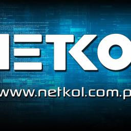 Netkol - Grafika z nazwą firmy NETKOL oraz adresem strony internetowej www.netkol.com.pl na tle z elementami kodu źródłowego.