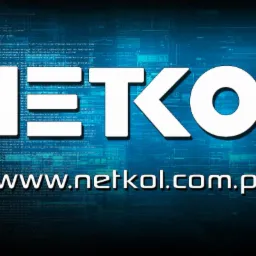 Grafika z nazwą firmy NETKOL oraz adresem strony internetowej www.netkol.com.pl na tle z elementami kodu źródłowego.