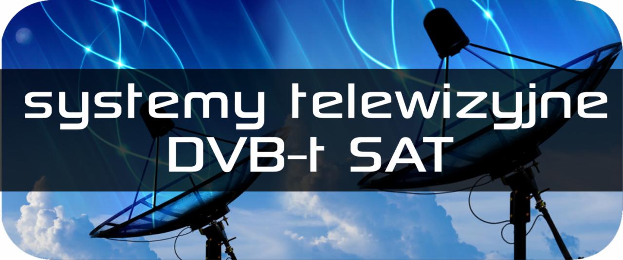 Grafika reklamowa systemów telewizyjnych DVB-T SAT z antenami satelitarnymi na tle błękitnego nieba z chmurami i niebieskich linii.