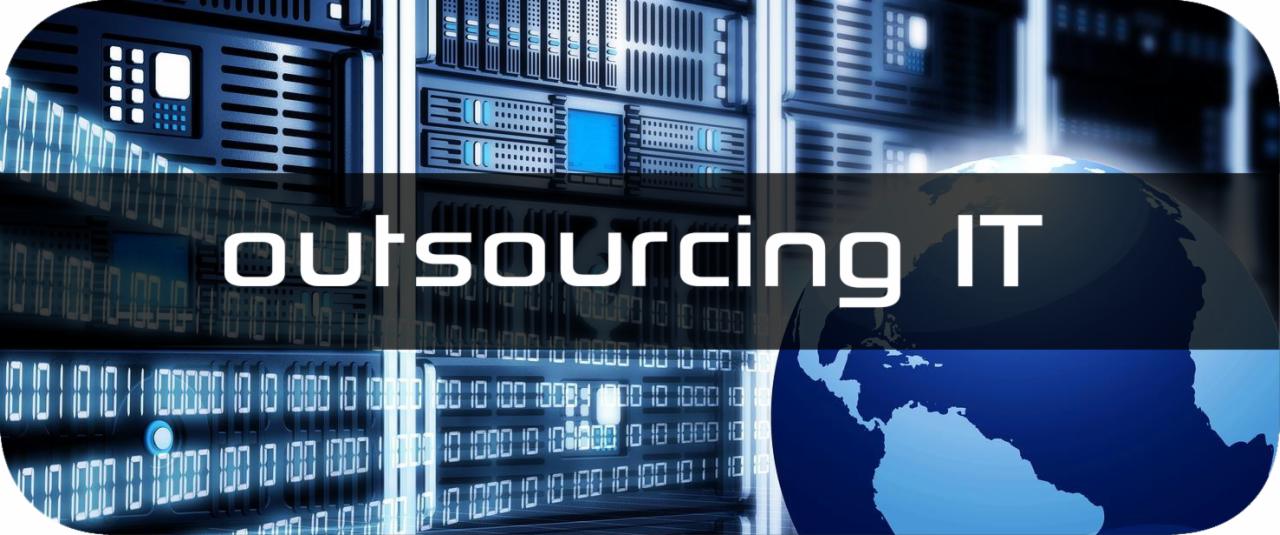 Serwery w chłodnej tonacji, z nałożonym napisem 'outsourcing IT' oraz stylizowaną grafiką globu.