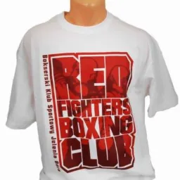 Biała koszulka z czerwonym nadrukiem nazwy klubu bokserskiego 'Red Fighters Boxing Club' oraz wizerunkami bokserów na manekinie.