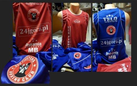 Kolaż przedstawiający czerwone i niebieskie koszulki sportowe z nadrukami logo klubu bokserskiego, nazwy drużyny, adresu strony internetowej i nazwy drukarni.