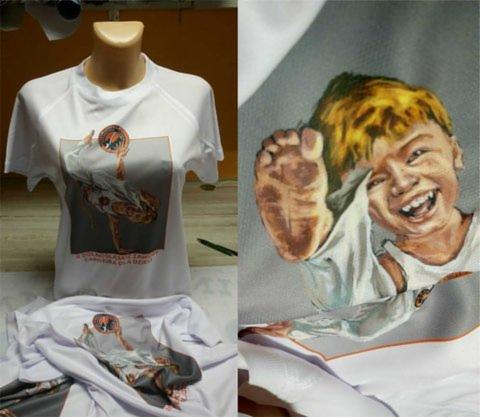 Biała koszulka z nadrukiem grafiki przedstawiającej stylizowaną postać w dynamicznej pozie, umieszczona na manekinie obok koszulki z nadrukiem portretu uśmiechniętego dziecka.