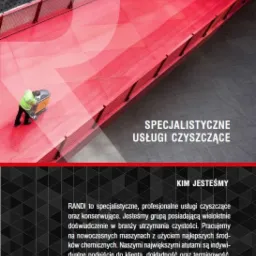 Pracownik w zielonej kamizelce, używa maszyny czyszczącej na czerwonym chodniku z metalową barierką, widoczny logotyp firmy Randi Service i napis 'Specjalistyczne usługi czyszczące'.
