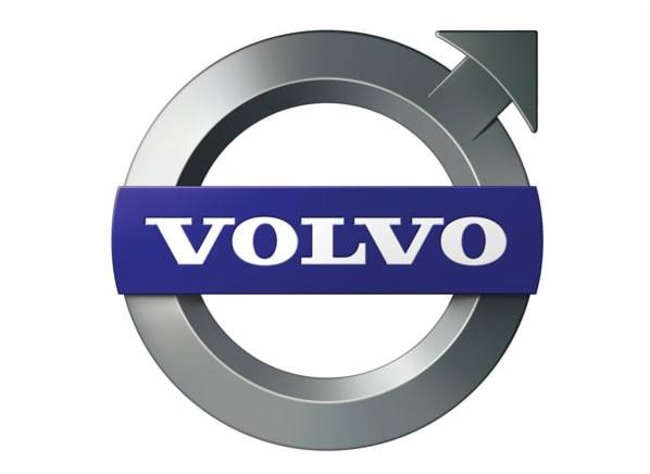 Logo Volvo: srebrny okrąg z ukośną strzałką w prawym górnym rogu, przecięty poziomym, niebieskim prostokątem z białym napisem 'VOLVO'.
