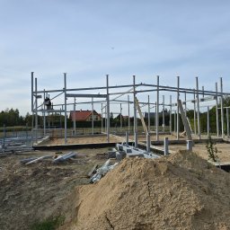 Montaż konstrukcji pod dom.