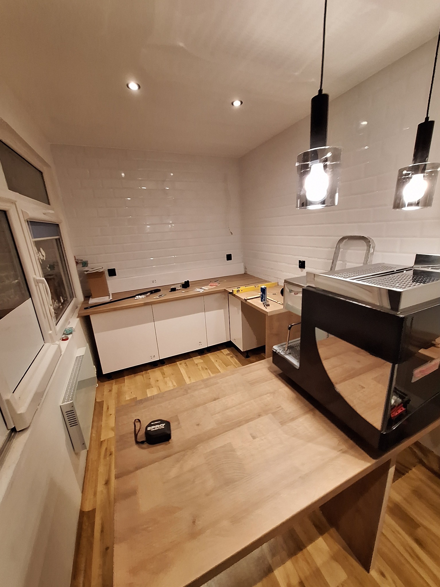 Wykonanie wnętra małej kawiarni.