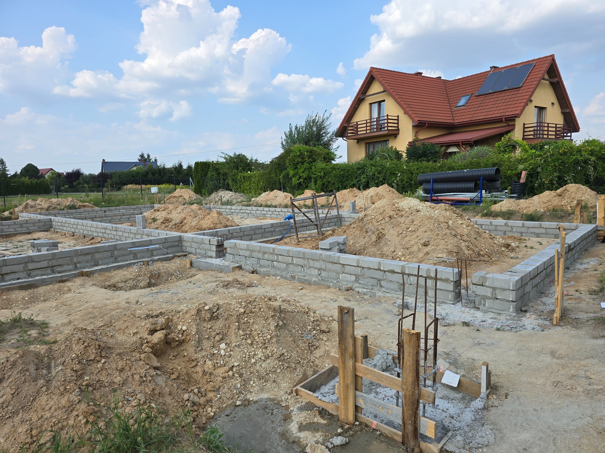 Wykonanie fundamentów pod budowę domu.