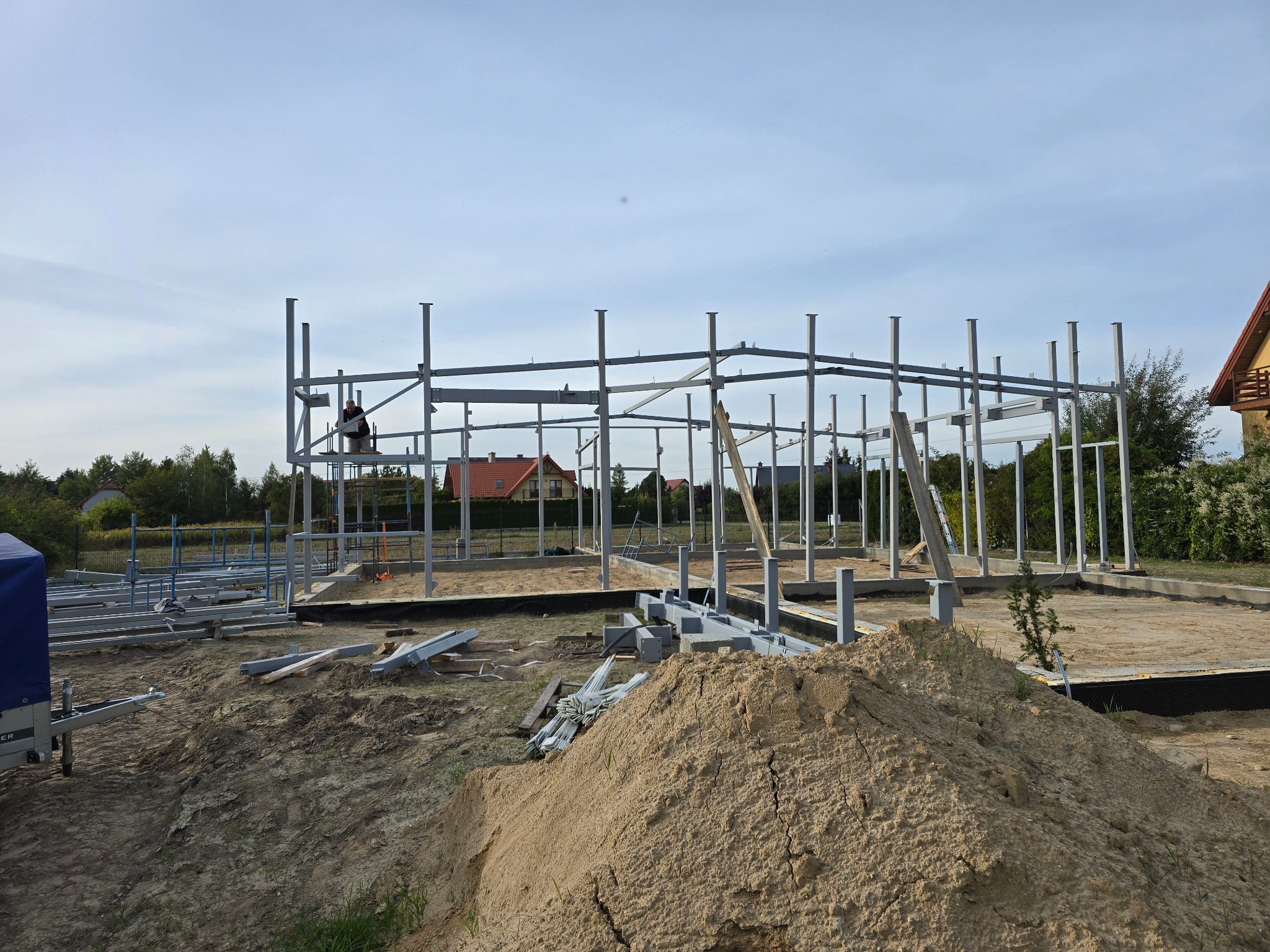 Montaż konstrukcji pod dom.