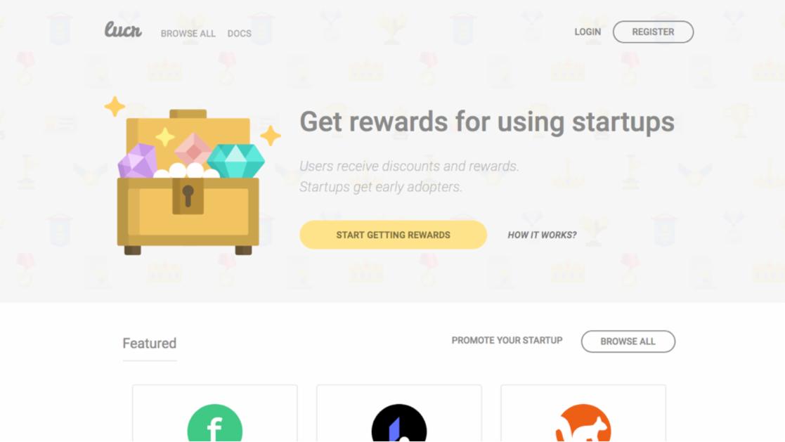 Grafika strony internetowej z motywem nagród za korzystanie ze startupów, prezentująca otwartą skrzynię ze skarbami wypełnioną klejnotami na jasnym tle.