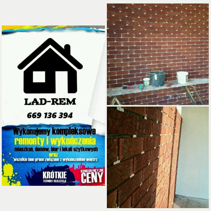 Montaż cegiełek dekoracyjnych na ścianie, widoczne narzędzia i materiały budowlane na rusztowaniu, obok reklama firmy remontowej z numerem telefonu i hasłami 'krótkie terminy realizacji'...