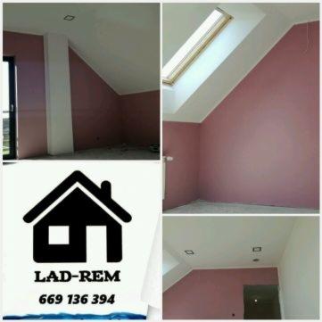 Kolaż zdjęć wnętrza ze skośnymi ścianami pomalowanymi na różowo, widoczne okno dachowe i logo firmy remontowej LAD-REM z numerem telefonu.