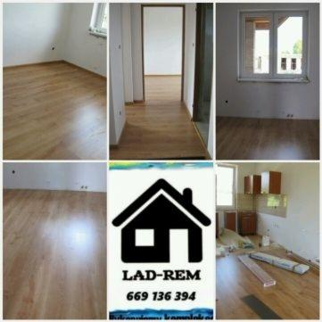 Układanie paneli podłogowych w jasnym odcieniu drewna w Lęborku, widok z różnych perspektyw pomieszczenia przed umeblowaniem, z widocznym oknem i białymi ścianami. Na jednym ze zdjęć naklejone logo...