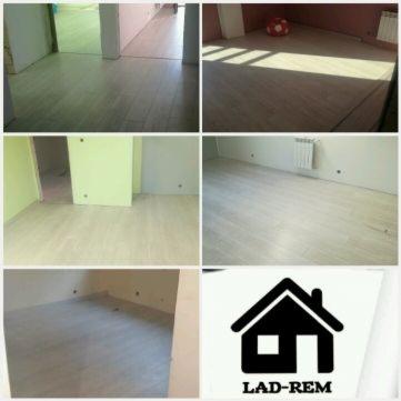 Jasne panele podłogowe ułożone w kilku pomieszczeniach, widoczne różne etapy wykończenia, w jednym pokoju czerwona piłka, w ostatnim kadrze logo firmy.