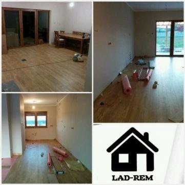 Cztery ujęcia remontowanego pomieszczenia: widok na rozłożone panele podłogowe, widoczne rolki folii, narzędzia, przygotowane ściany z widocznymi punktami elektrycznymi, oraz logo firmy budowlanej...