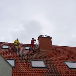 Czyszczenie dachu z wykorzystaniem podnośnika koszowego. Pełny dostęp do powierzchni oraz wysoki standard bezpieczeństwa.