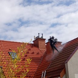 Mycie dachówki ceramicznej i betonowej z zachowaniem struktury materiału oraz zabezpieczeniem powierzchni.