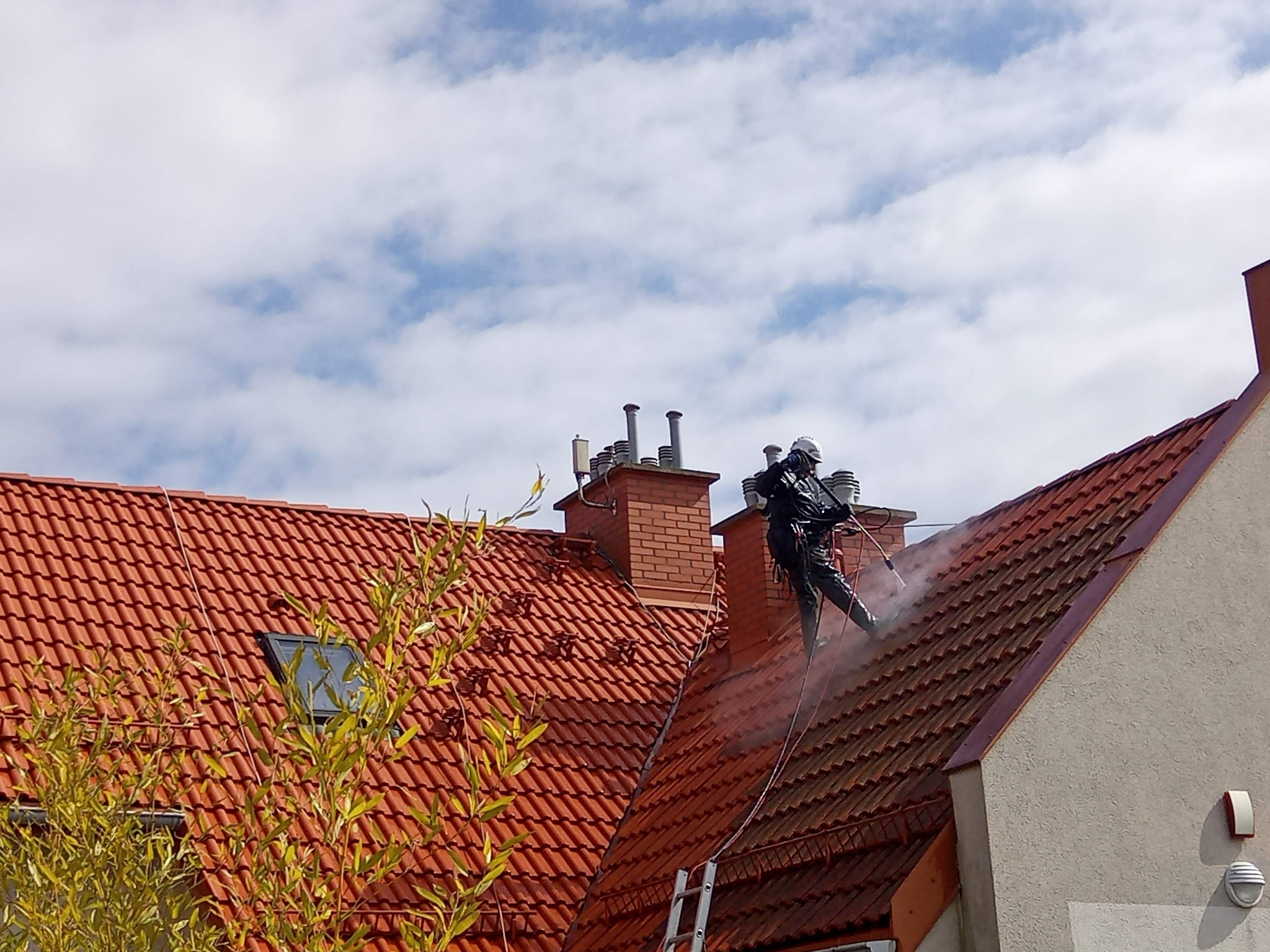 Mycie dachówki ceramicznej i betonowej z zachowaniem struktury materiału oraz zabezpieczeniem powierzchni.