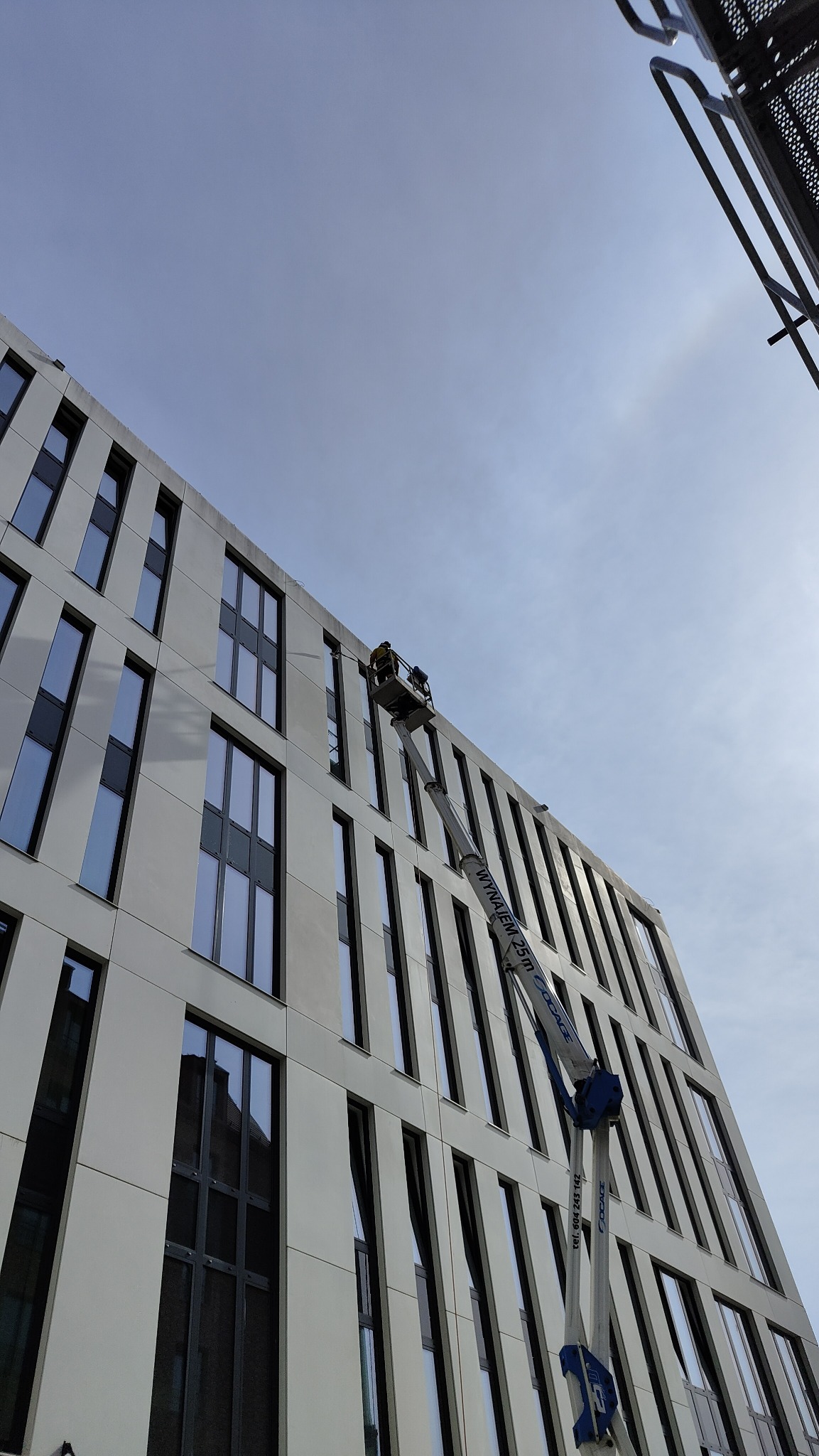 Usuwanie zabrudzeń komunikacyjnych, osadów atmosferycznych oraz nalotów biologicznych z elewacji.