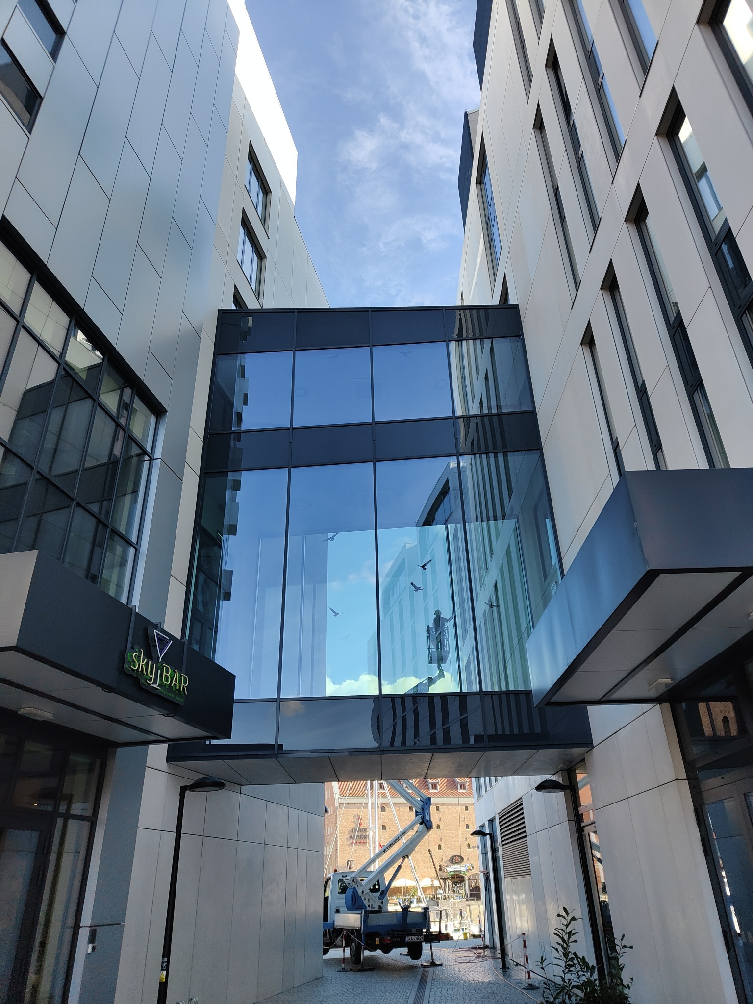 Czyszczenie elewacji z własnego podnośnika koszowego firmy AquaUp. Pełny dostęp do trudno dostępnych miejsc.