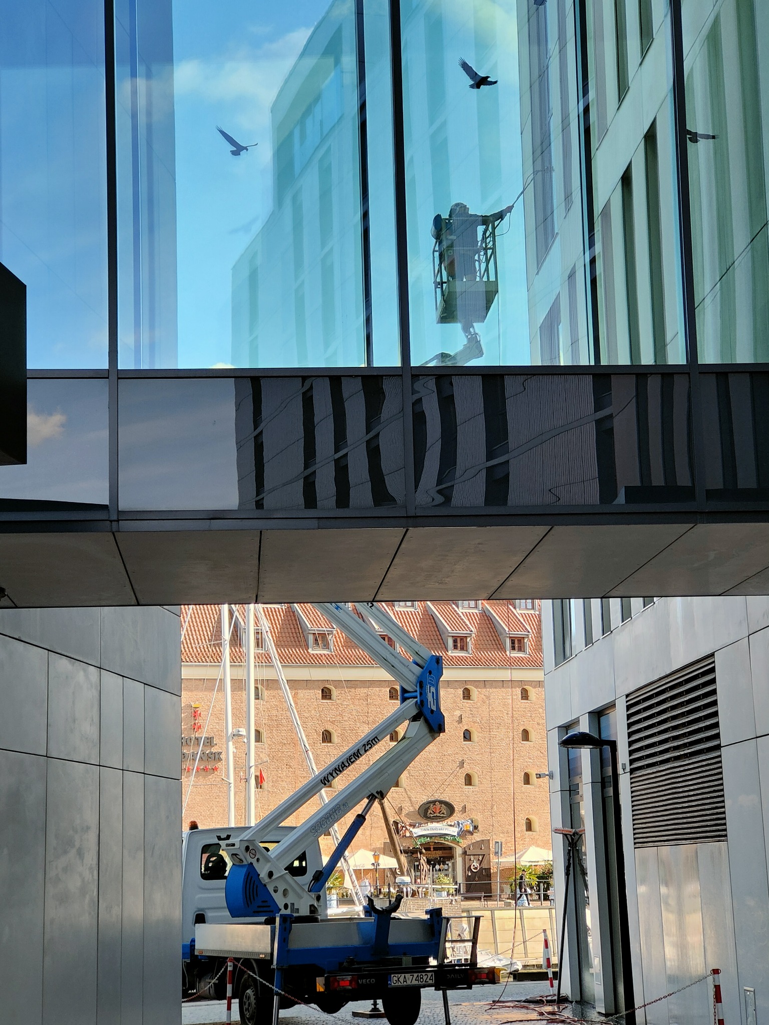 Kompleksowa realizacja mycia elewacji przy czynnym obiekcie hotelowym bez zakłócania jego funkcjonowania.