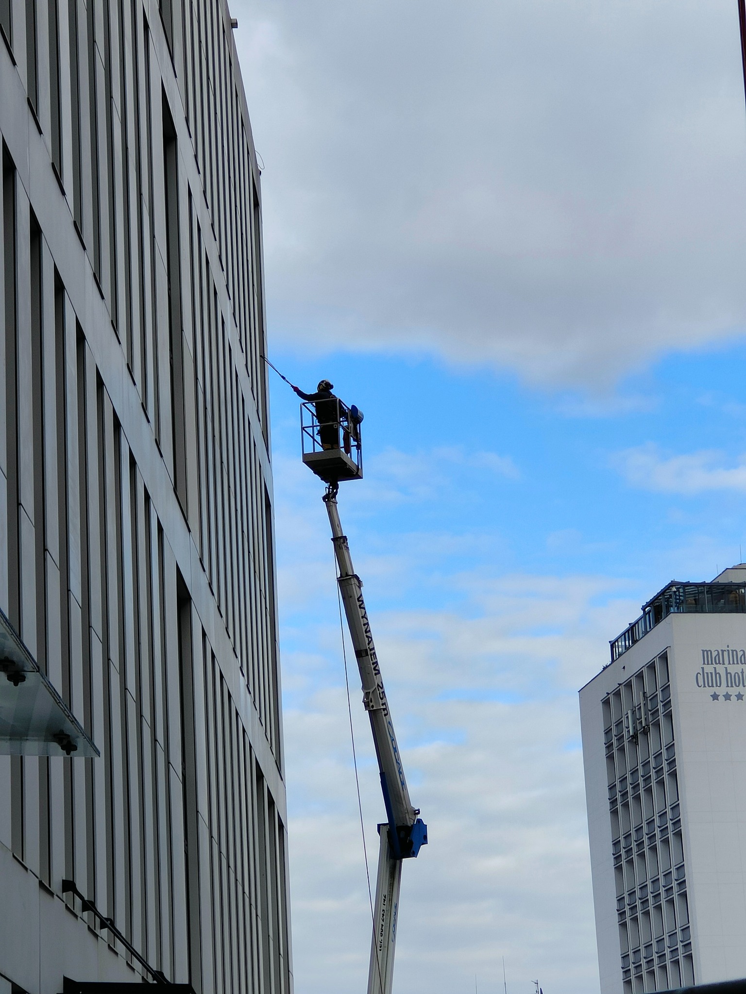 Dokładne czyszczenie detali architektonicznych oraz elementów elewacji wymagających precyzji.