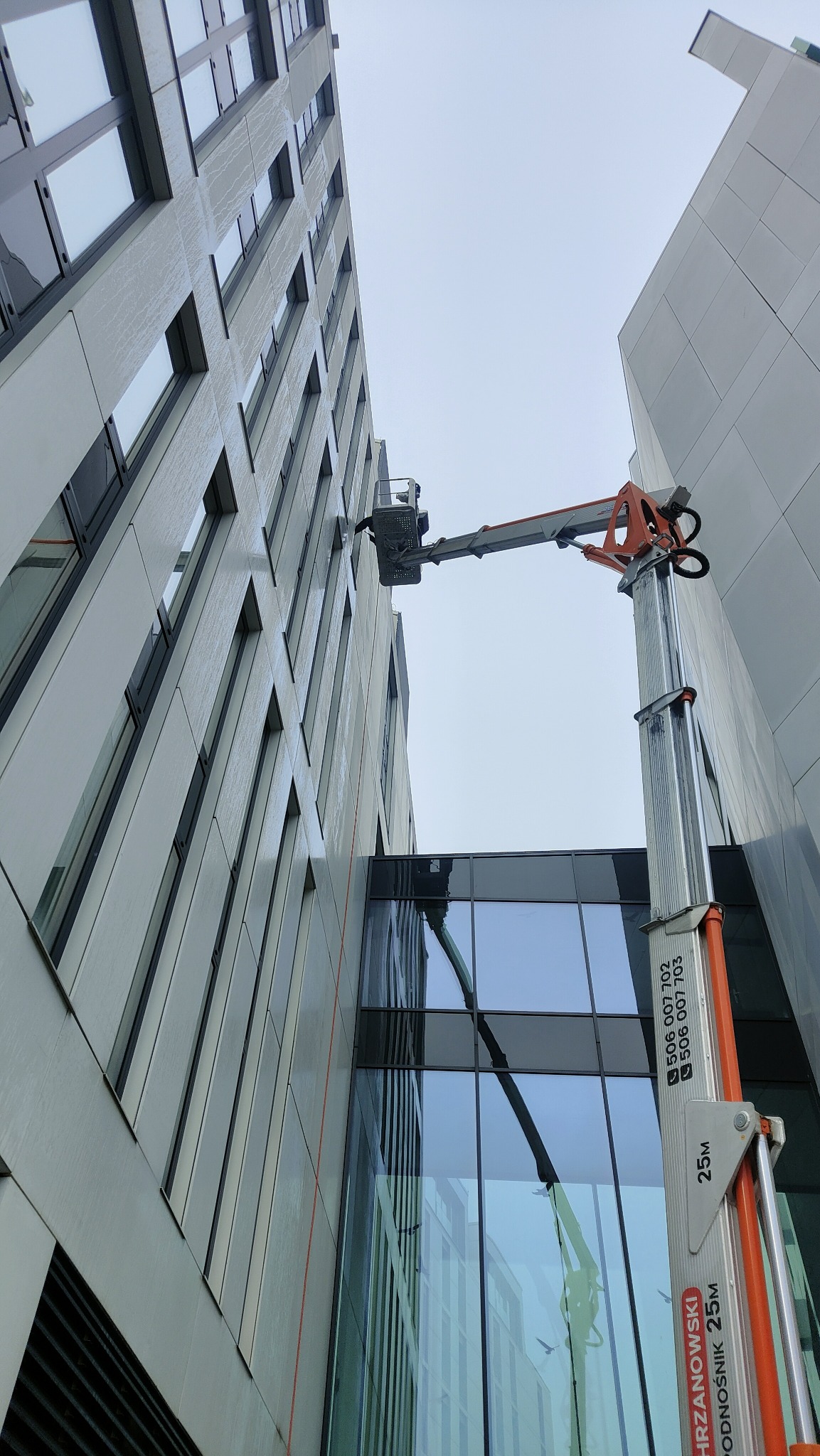 Profesjonalny sprzęt i zabezpieczenia stosowane podczas prac wysokościowych przy obiektach komercyjnych.