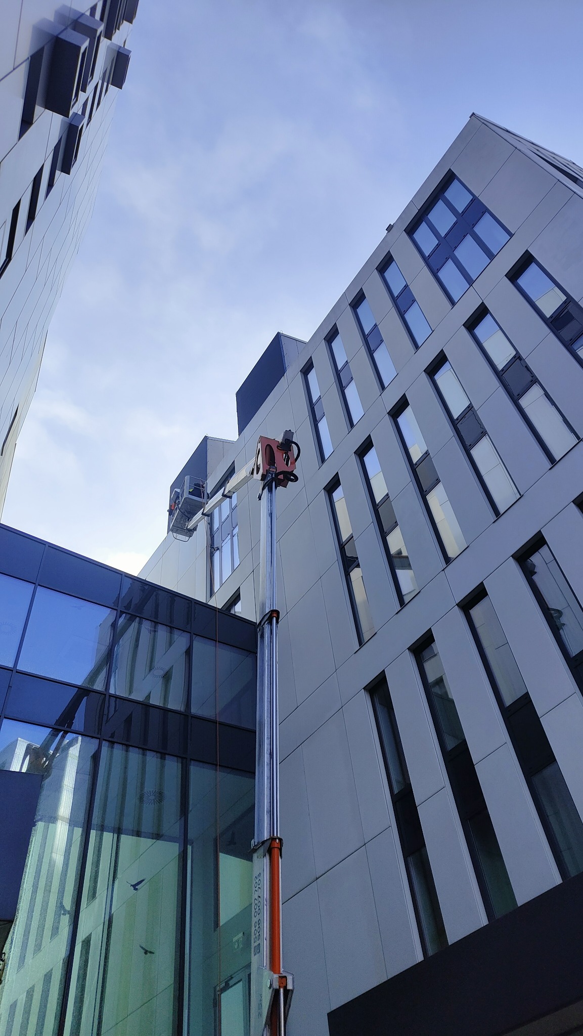 Bieżący etap prac przy myciu elewacji hotelu w centrum Gdańska.