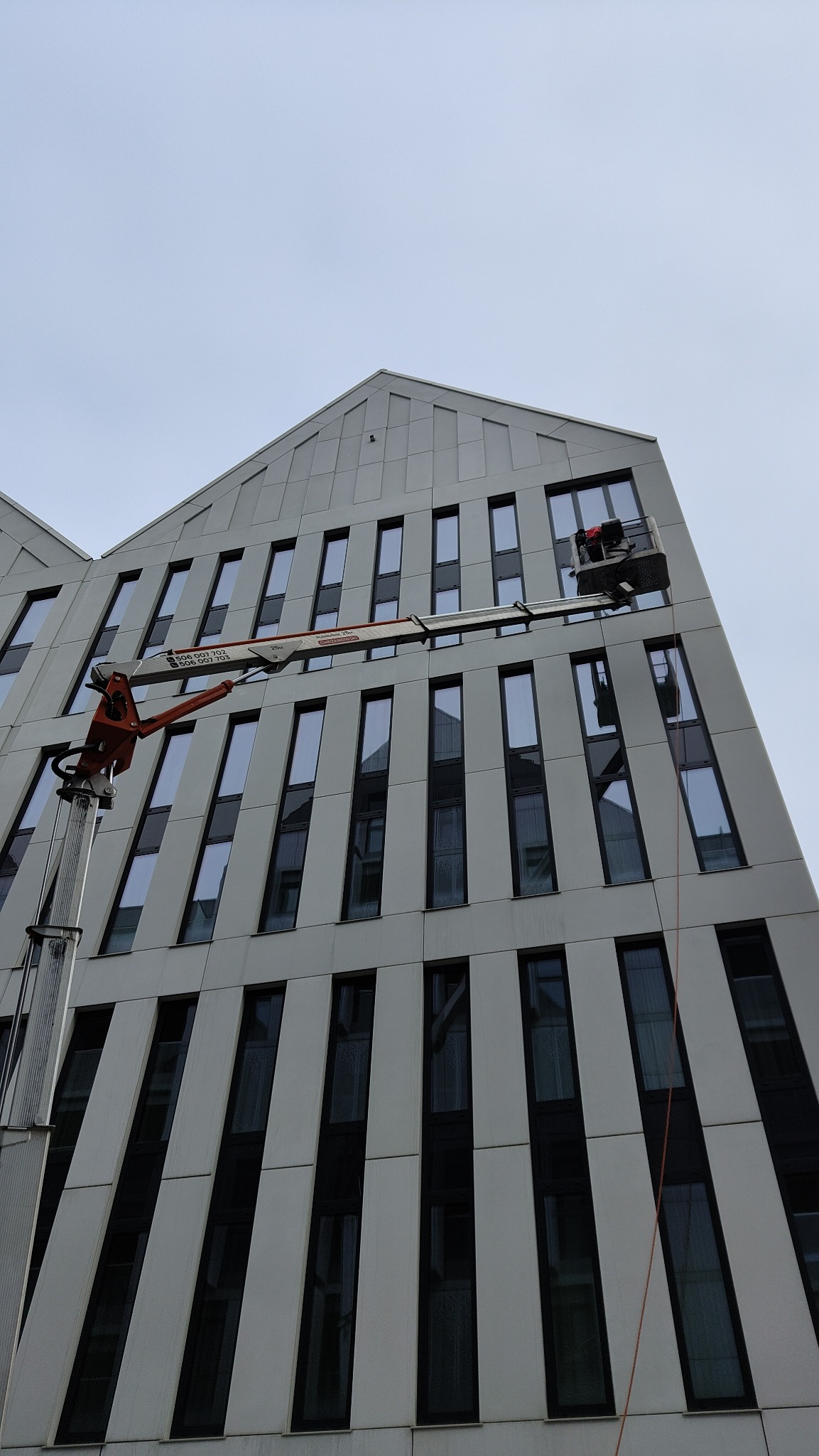 Efekt po zakończonej realizacji – czysta, estetyczna i zabezpieczona elewacja budynku hotelowego.