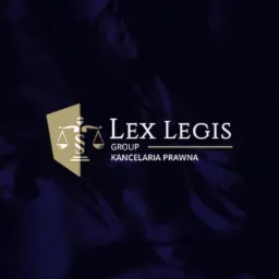 Logo firmy prawniczej Lex Legis Group z symbolem wagi sprawiedliwości na ciemnym, abstrakcyjnym tle.