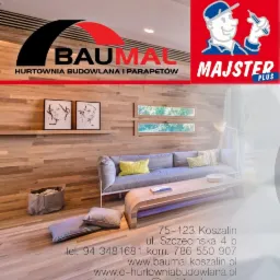 Wnętrze salonu z drewnianą boazerią, podłogą i parapetami, z logo hurtowni budowlanej BAUMAL i Majster Plus w tle.