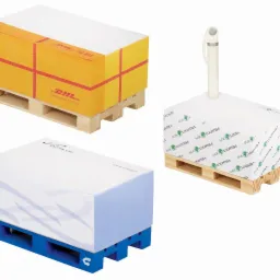 Trzy bloki kartek biurowych z nadrukiem, ułożone na paletach w miniaturze: jeden w stylu paczki DHL, drugi z logo firmy logistycznej i długopisem, trzeci z abstrakcyjnym niebieskim wzorem.