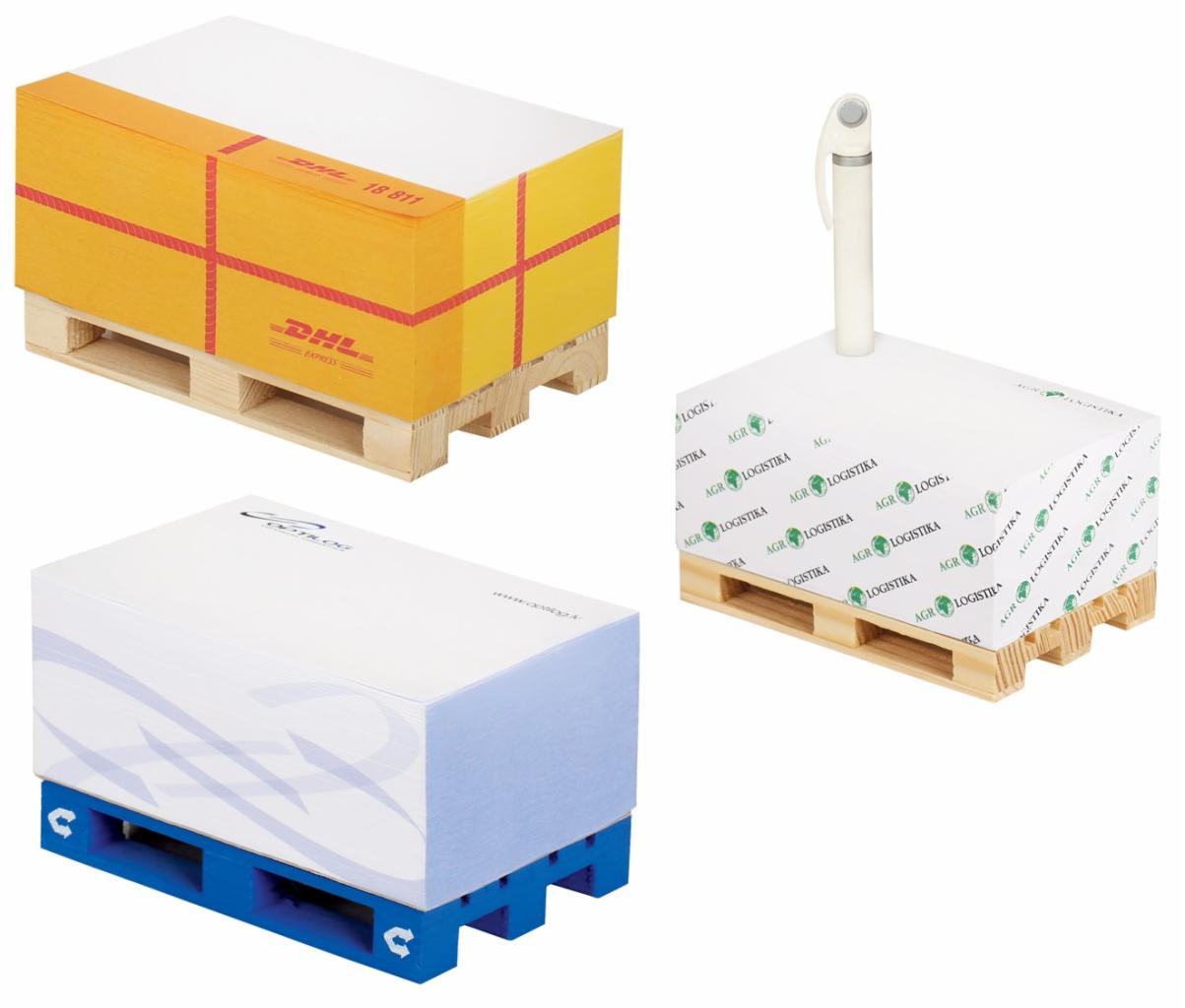 Trzy bloki kartek biurowych z nadrukiem, ułożone na paletach w miniaturze: jeden w stylu paczki DHL, drugi z logo firmy logistycznej i długopisem, trzeci z abstrakcyjnym niebieskim wzorem.