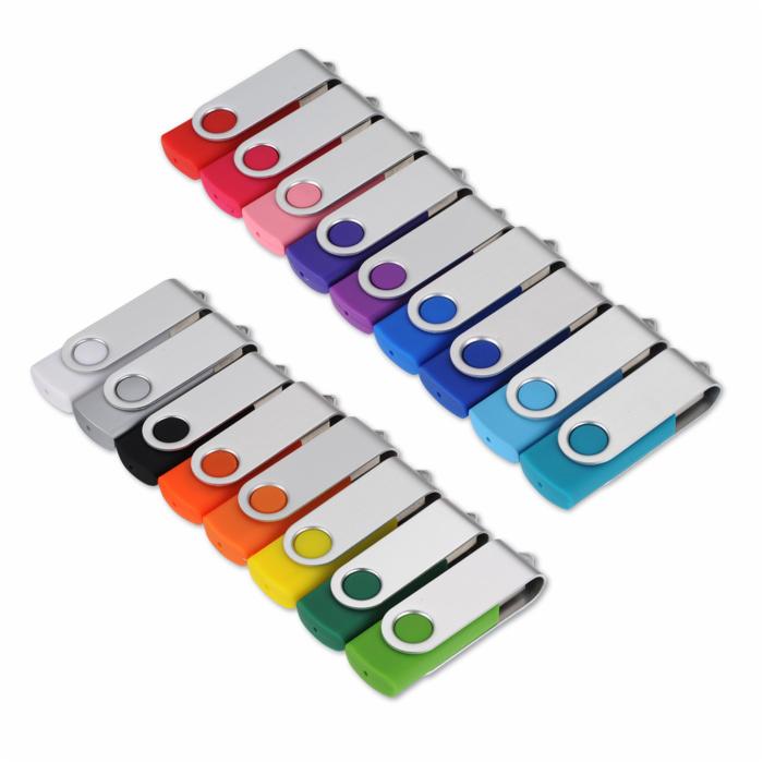 Rząd kolorowych pamięci USB z obrotową metalową obudową, ułożonych na białym tle, widoczne detale wykończenia.