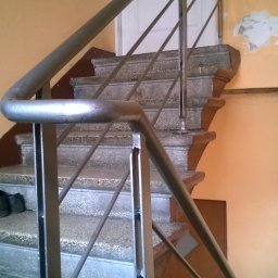 Wykonanie poręczy na klatce schodowej
