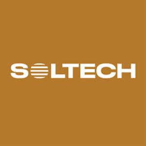 Logo firmy SOLTECH na jednolitym, pomarańczowo-brązowym tle. Litera 'O' w nazwie zastąpiona trzema poziomymi liniami.