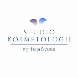 Logo Studio Kosmetologii mgr Łucja Grzanka z abstrakcyjnym symbolem w odcieniach fioletu i niebieskiego.