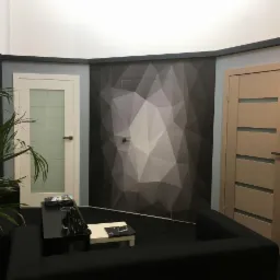 Ekspozycja dwóch modeli drzwi wewnętrznych: białe z przeszkleniem i beżowe z poziomymi wstawkami, na tle ściany z geometrycznym wzorem w odcieniach szarości, w showroomie z czarnymi meblami...