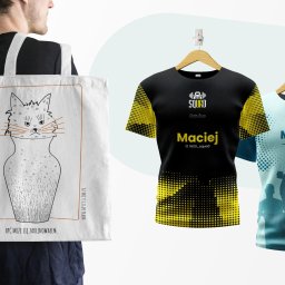 BLOOMVISE GROUP Sp. z o.o - Mężczyzna z torbą bawełnianą z rysunkiem kota w wazonie, obok koszulki z nadrukiem personalizowanym 'Maciej' i logiem siłowni.