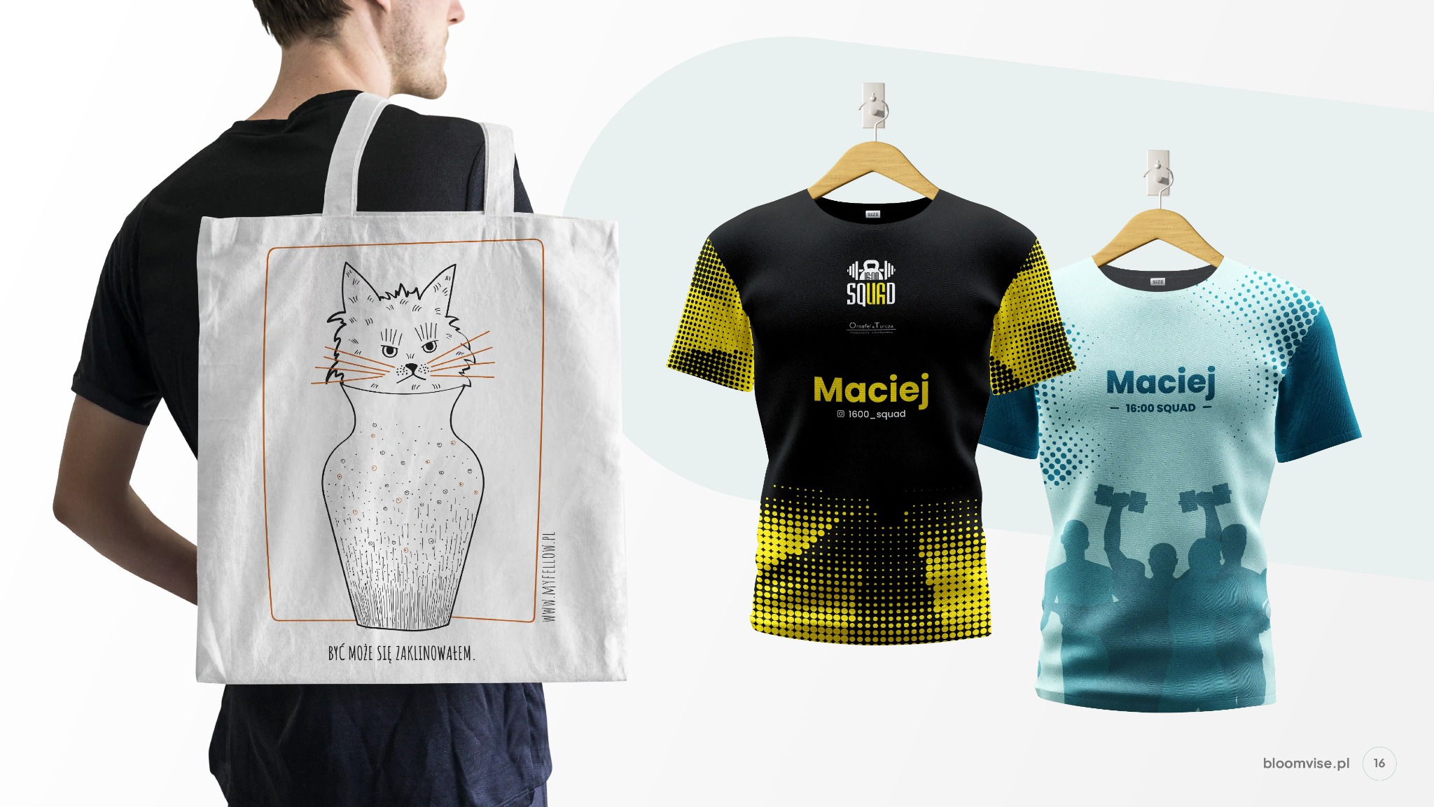 Mężczyzna z torbą bawełnianą z rysunkiem kota w wazonie, obok koszulki z nadrukiem personalizowanym 'Maciej' i logiem siłowni.