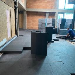 Firma AR-Home+ podczas wykonywania montażu styropianu pod ogrzewanie podłogowe w budynku 380m2, Świnoujście