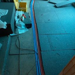Montaż rur do instalacji wody użytkowej w warstwie  styropianu w budynku 380m2, Świnoujście