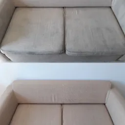 Beżowa kanapa dwuosobowa w ujęciu przed i po czyszczeniu, widoczne wyraźne różnice w odcieniu i usunięciu zabrudzeń na tkaninie.