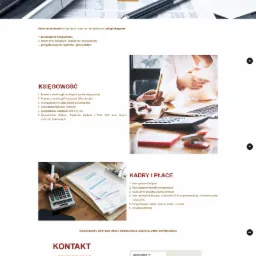 Biuro rachunkowe: Osoba pisząca długopisem w notatniku obok laptopa, kalkulatora i dokumentów.