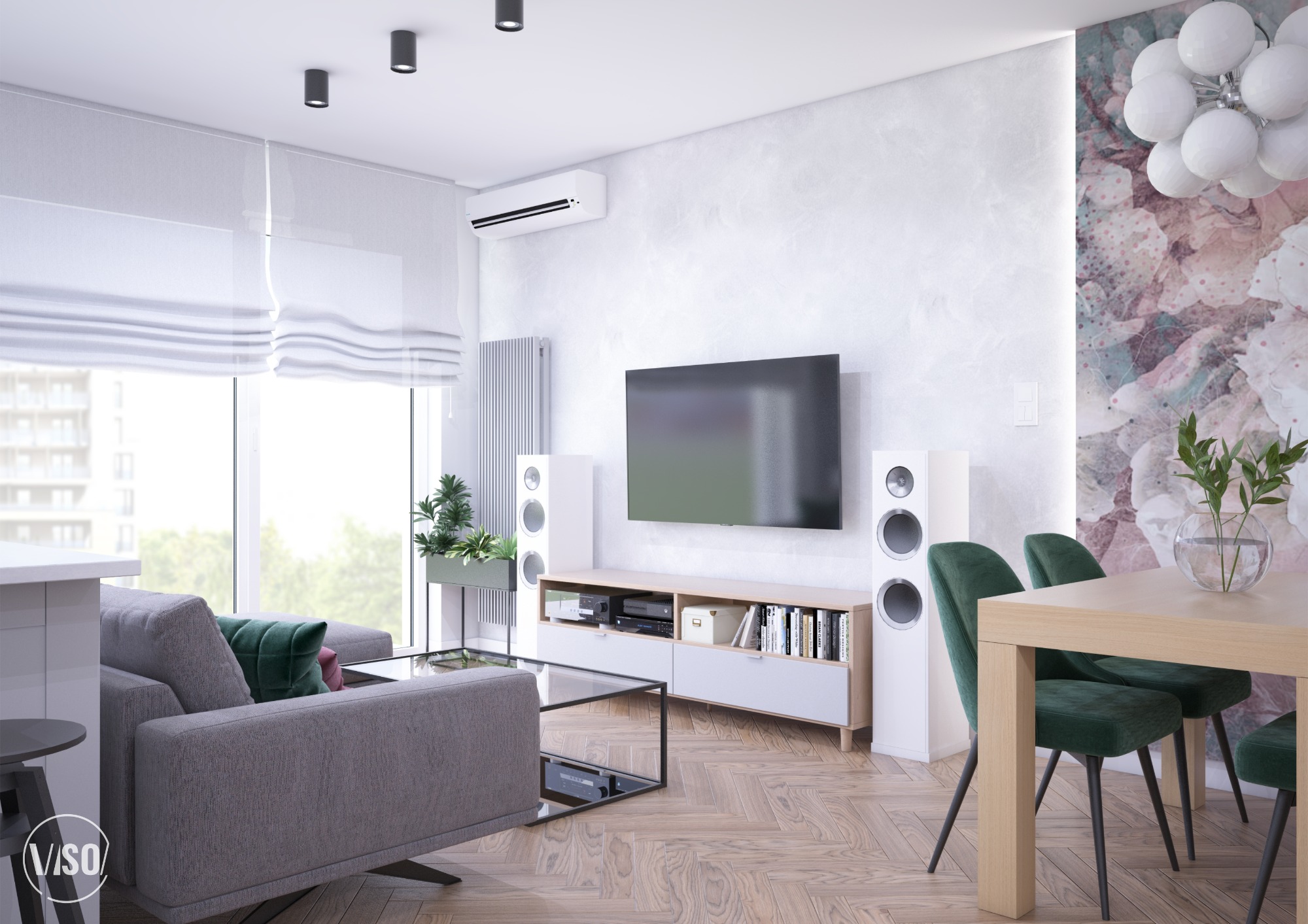 Jasne, nowoczesne wnętrze salonu z parkietem w jodełkę, szarą sofą z zielonymi poduszkami, białymi kolumnami głośnikowymi i telewizorem na tle ściany z kwiatowym motywem. Widoczne także okno...