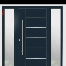 Nowoczesne drzwi wejściowe w kolorze antracytowym z bocznymi naświetlami i długim, pionowym uchwytem ze stali nierdzewnej.