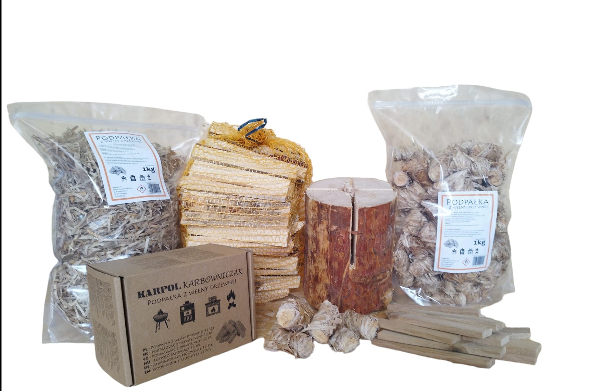 Zestaw podpałek do grilla i kominka: wełna drzewna w workach foliowych i kartonie KARPOLOPAL.PL, drewniane szczapki i pień z nacięciem na rozpałkę.