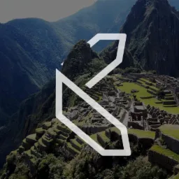Machu Picchu widziane z góry, z nałożonym, półprzezroczystym logo w kolorze białym.