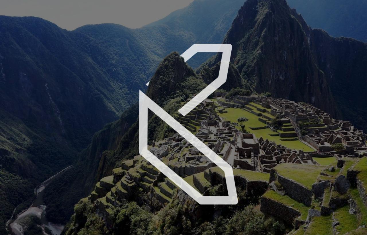 Machu Picchu widziane z góry, z nałożonym, półprzezroczystym logo w kolorze białym.